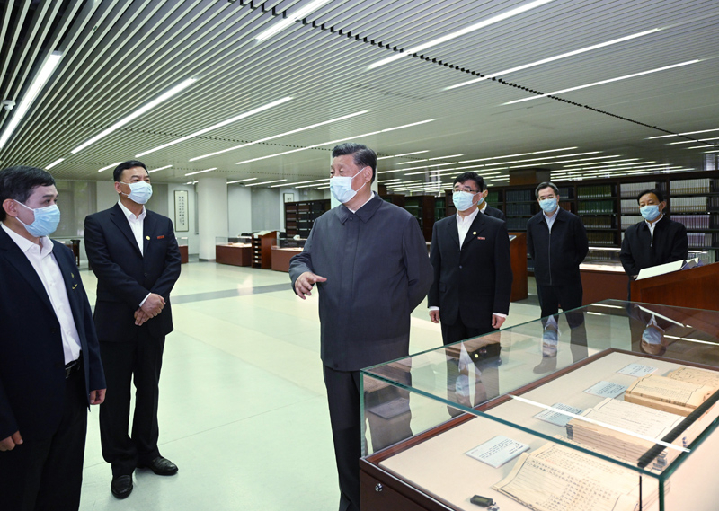 2022年4月25日，習(xí)近平來(lái)到中國(guó)人民大學(xué)考察調(diào)研。這是他在圖書(shū)館考察。