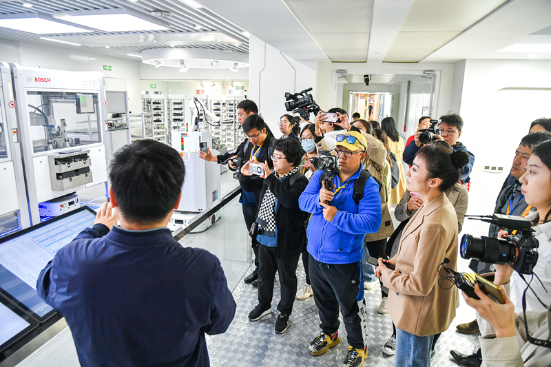 2023年10月16日，第三屆“一帶一路”國(guó)際合作高峰論壇新聞中心組織中外記者采訪。記者在中德大廈內(nèi)的博世未來工廠展區(qū)參觀，了解其高質(zhì)量創(chuàng)新發(fā)展成果。