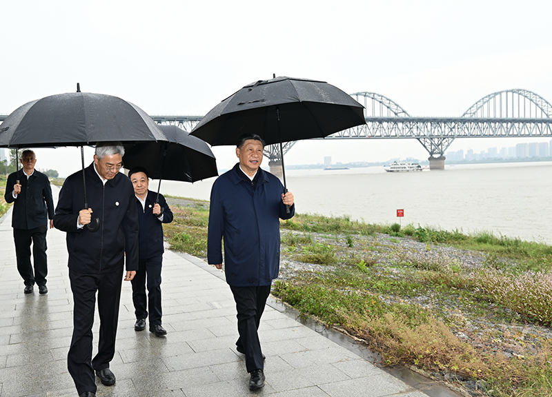 2023年10月10日，習近平總書記在江西省九江市長江國家文化公園九江城區段考察時，冒雨沿江堤步行察看沿岸風貌。