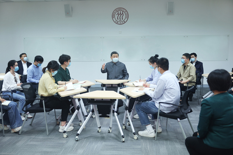 2022年4月25日，習近平總書記來到中國人民大學考察調研。這是總書記在立德樓觀摩思政課智慧教室現場教學并參與討論。