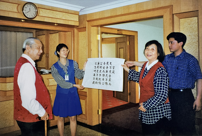 1999年3月，習仲勛欣賞齊心的書法作品《官箴》。